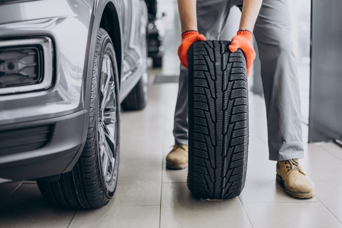 Cambio gomme estive 2026: tutto quello che c’è da sapere mechanic changing tires car service